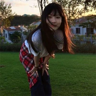 与一位女士合影